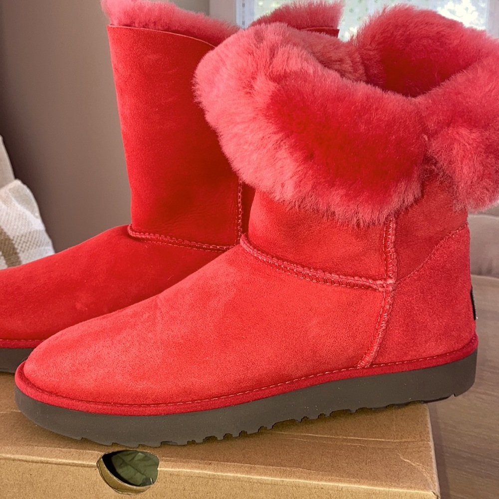 UGG Size 8 New Boots UGG color ribbon red